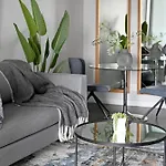 Yaya - Modern Apartment With City, Ocean & Mountain Views!