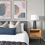 Yaya - Modern Apartment With City, Ocean & Mountain Views!